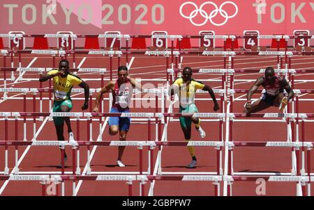 Tokyo, Japon. 05 août 2021. Hansle parchemin de la Jamaïque (L), Devon Allen des États-Unis (2e L), Ronald Levy de la Jamaïque et Grant Holloway des États-Unis (R) participent à la finale des 110 m haies des hommes lors de la compétition Athlétique lors des Jeux Olympiques d'été de Tokyo à Tokyo, au Japon, le jeudi 5 août 2021. Parchemin a remporté la médaille d'or, Holloway a gagné l'argent et Levy a gagné le bronze. Photo de Bob Strong/UPI. Crédit : UPI/Alay Live News Banque D'Images