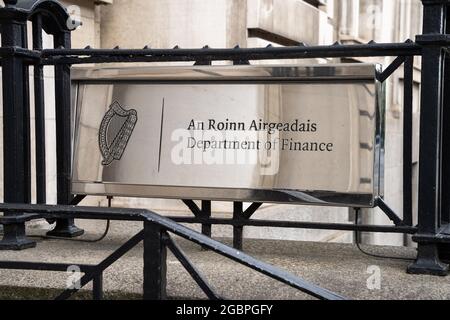 Dublin City, Dublin, Irlande, 28 juin 2021. Signalisation aux bâtiments du gouvernement à l'entrée du ministère des Finances Banque D'Images