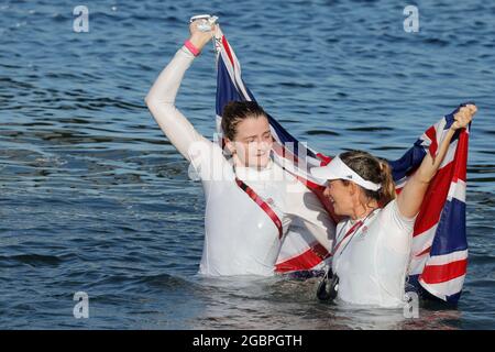 McIntyre Eilidh et MILLS Hannah (GBR), MÉDAILLE D'OR 4 AOÛT 2021 - voile : l'équipe Grande-Bretagne célèbre la victoire de la Dinghy deux personnes des femmes - 470 - course de médaille pendant les Jeux Olympiques de Tokyo 2020 au port de plaisance d'Enoshima à Kanagawa, au Japon. Credit: Kaoru Soehata/AFLO/Alay Live News Banque D'Images