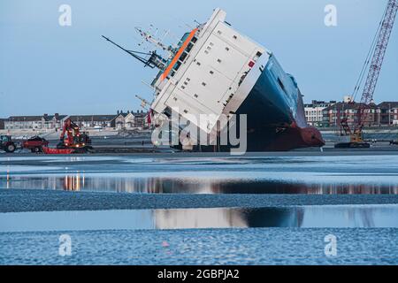 Ce bateau, le bateau « Riverdance », s'est épaté à Cleveley's sur la côte de Filde le 6 février 2008. Après beaucoup de tentatives de refloat du bateau Banque D'Images