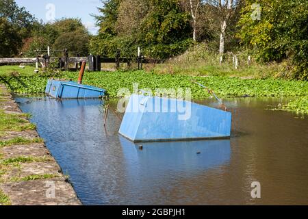 Ce naufrage ou autre naufrage a coulé pendant l'hiver à Parbold écluses sur le canal de Leeds à Liverpool alors qu'il était amarré. Il est maintenant potentiellement un Banque D'Images