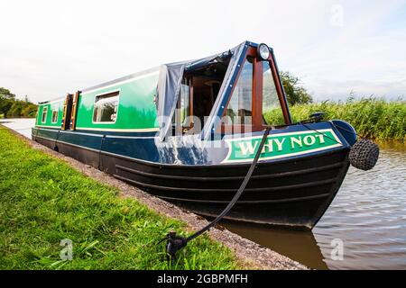 "Pourquoi pas" est amarré sur un bel emplacement sur le canal Trent & Merseys., crédit : John Fairclough / Avalon Banque D'Images