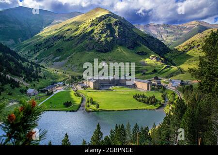 Sanctuaire de Núria dans la vallée de Vall de Núria, Pyrénées, Nord de la Catalogne, Espagne, Europe Banque D'Images