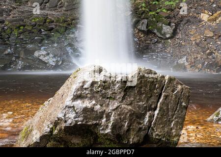 La chute d'eau de Hardraw Force est la plus haute chute d'Angleterre à 100 pieds. L'automne peut être situé derrière le 'Green Dragon', Hawes dans le Yorkshire Moors National Banque D'Images