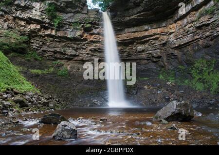 La chute d'eau de Hardraw Force est la plus haute chute d'Angleterre à 100 pieds. L'automne peut être situé derrière le 'Green Dragon', Hawes dans le Yorkshire Moors National Banque D'Images