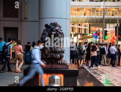 Les célèbres lions devant la banque HSBC, le quartier financier central, Hong Kong, Chine. Banque D'Images