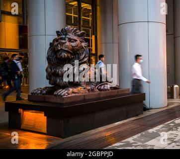 Les célèbres lions devant la banque HSBC, le quartier financier central, Hong Kong, Chine. Banque D'Images