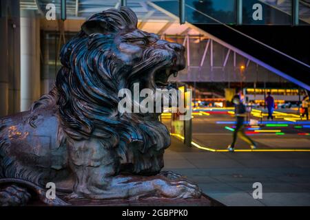 Les célèbres lions devant la banque HSBC, le quartier financier central, Hong Kong, Chine. Banque D'Images
