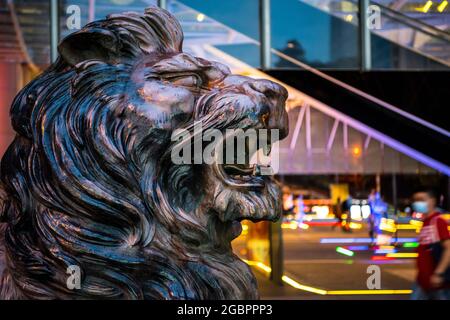 Les célèbres lions devant la banque HSBC, le quartier financier central, Hong Kong, Chine. Banque D'Images