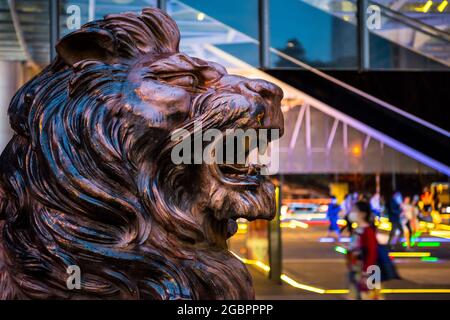 Les célèbres lions devant la banque HSBC, le quartier financier central, Hong Kong, Chine. Banque D'Images