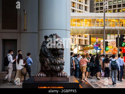 Les célèbres lions devant la banque HSBC, le quartier financier central, Hong Kong, Chine. Banque D'Images