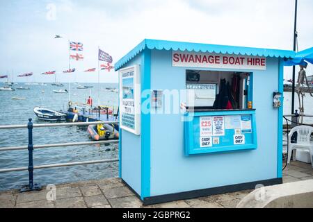 Dorset, août 2021: Swanage Location de bateaux kiosque en bord de mer dans la ville. Une ville côtière et une destination touristique dans le sud de l'Angleterre Banque D'Images