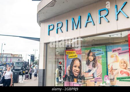 Londres- août 2021 : magasin Primark à Tooting, sud-ouest de Londres. Une marque de vêtements de valeur britannique Banque D'Images