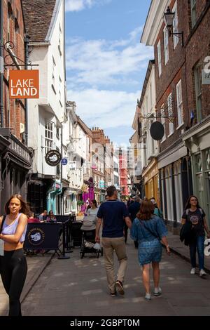 People Shopping sur Stonegate Lanes à York, Royaume-Uni Banque D'Images