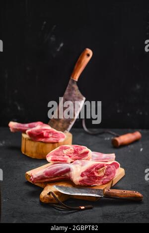 Tige de bélier d'agneau fraîche brute en cours de coupe (mise au premier plan) Banque D'Images