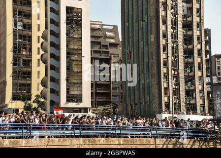 Beyrouth, Liban, le 4 août 2021. Les personnes protestant contre l'incapacité de trouver les responsables de l'explosion de Beyrouth et des tenir pour responsables devant les bâtiments endommagés par l'explosion, encore non réparés un an plus tard. Banque D'Images