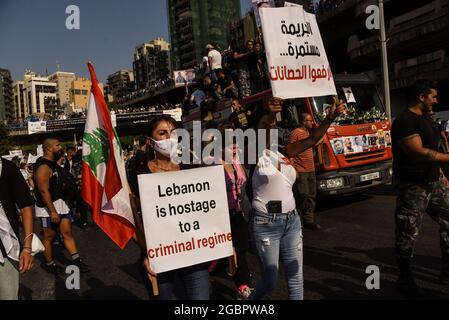 Beyrouth, Liban, le 4 août 2021. Les personnes protestant contre l'échec à trouver les responsables de l'explosion de Beyrouth et aux tenir responsables. Banque D'Images