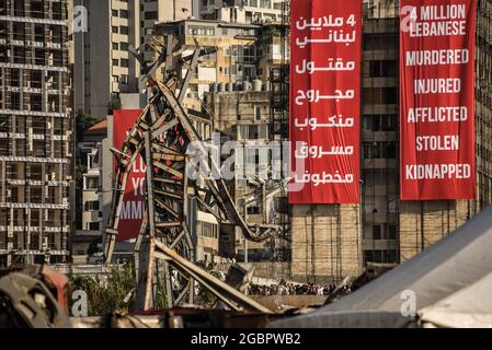 Beyrouth, Liban, le 4 août 2021. Bâtiments endommagés du quartier Gemmayze de Beyrouth vus de derrière une pile de métal torsadé dans le port de la capitale à l'occasion du premier anniversaire du Blast de Beyrouth. Une plosion souvent décrite comme l'un des plus grands blastes non nucléaires de l'histoire. Banque D'Images