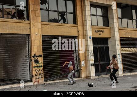 Beyrouth, Liban, le 4 août 2021. Les gens protestant contre l'incapacité de trouver les responsables du Blast de Beyrouth et des tenir responsables briser les fenêtres d'un bâtiment dans le centre-ville de Beyrouth. Banque D'Images