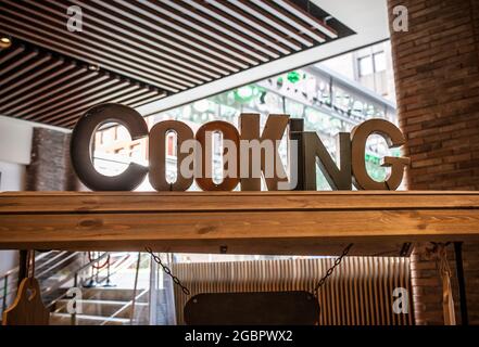 Des lettres de cuisson en bois sur le chariot des hors-d'œuvre. Concept de décoration de restauration Banque D'Images