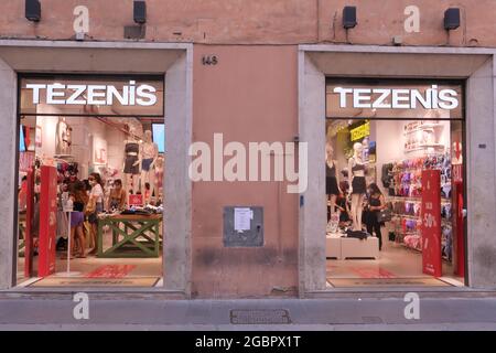 BOUTIQUE DE VÊTEMENTS DE MODE DE TEZENIS ENTRÉE DANS CORSO STREET Banque D'Images