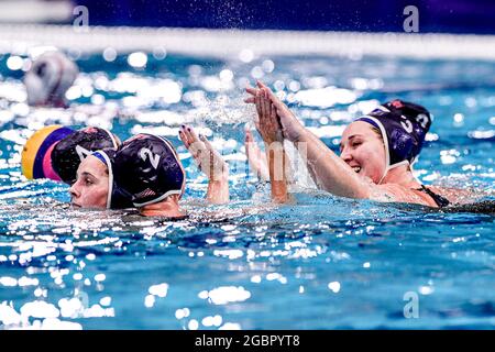 TOKYO, JAPON - 5 AOÛT : Équipe États-Unis célébrant la victoire, Madeline Musselman des États-Unis, Melissa Seidemann des États-Unis lors du tournoi de water-polo olympique de Tokyo 2020, match semi-fin entre l'équipe ROC et l'équipe États-Unis au Tatsumi Waterpolo Centre le 5 août 2021 à Tokyo, Japon (photo de Marcel ter Pals/Orange Pictures) Banque D'Images