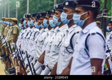 Kolkata, Inde. 05 août 2021. Le personnel de police de Kolkata portant des masques de visage participe à une répétition de la parade pour le 75e jour de l'indépendance de l'Inde qui aura lieu le 15 août. Les contingents de marche ont été réduits en raison de la pandémie de Covid-19 en Inde. Crédit : SOPA Images Limited/Alamy Live News Banque D'Images