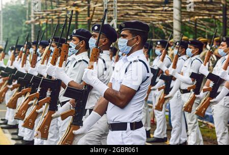 Kolkata, Inde. 05 août 2021. Le personnel de police de Kolkata portant des masques de visage participe à une répétition de la parade pour le 75e jour de l'indépendance de l'Inde qui aura lieu le 15 août. Les contingents de marche ont été réduits en raison de la pandémie de Covid-19 en Inde. Crédit : SOPA Images Limited/Alamy Live News Banque D'Images