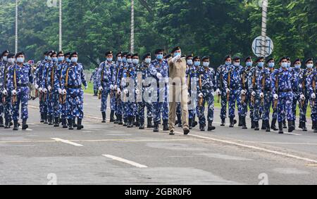 Le personnel de police de Kolkata portant des masques de visage participe à une répétition de la parade pour le 75e jour de l'indépendance de l'Inde qui aura lieu le 15 août. Les contingents de marche ont été réduits en raison de la pandémie de Covid-19 en Inde. (Photo de Sumit Sanyal / SOPA Images / Sipa USA) Banque D'Images