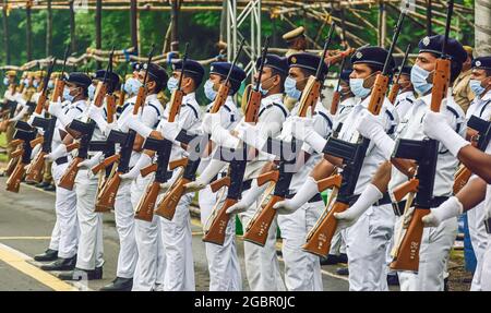 Le personnel de police de Kolkata portant des masques de visage participe à une répétition de la parade pour le 75e jour de l'indépendance de l'Inde qui aura lieu le 15 août. Les contingents de marche ont été réduits en raison de la pandémie de Covid-19 en Inde. (Photo de Sumit Sanyal / SOPA Images / Sipa USA) Banque D'Images