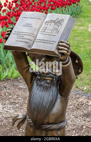 Connaissance Gnome lisant une statue de livre, à la Herrick District Library, en Hollande, au Michigan. Artiste: Brodin Studios Banque D'Images
