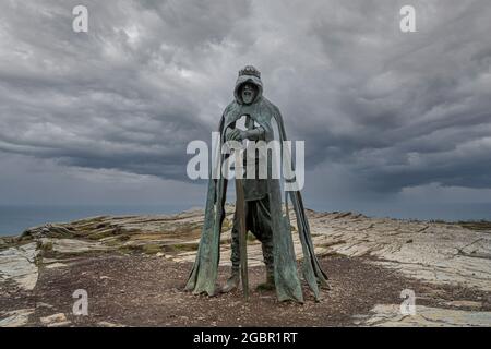 La sculpture en bronze hantante plus grande que la vie du roi Arthur sur l'île de Tintagel et le château. Banque D'Images