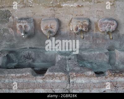 Têtes sculptées, peut-être d'origine Visigothique, d'une fontaine publique à Grazalema, Andalousie, province de Cadix, Espagne Banque D'Images