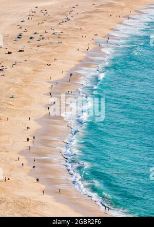 Nazare, province d'Estrémadure, Portugal. La plage vue de Sitio, l'un des trois quartiers de la ville. Sitio surplombe la ville principale depuis a Banque D'Images