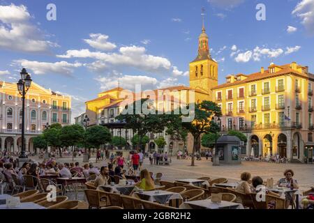 Plaza Mayor, Segovia, province de Segovia, Castille et Leon, Espagne. Le clocher vu de l'autre côté de la place appartient à l'église de San Miguel. Le vieux remorquage Banque D'Images