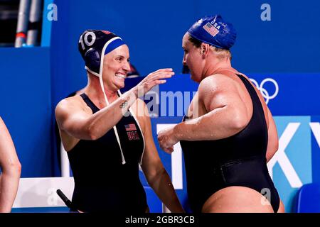 TOKYO, JAPON - AOÛT 5 : Kaleigh Gilchrist des États-Unis, Melissa Seidemann des États-Unis pendant le tournoi de water-polo olympique de Tokyo 2020 les femmes se disputent entre l'équipe ROC et l'équipe des États-Unis au Tatsumi Waterpolo Center le 5 août 2021 à Tokyo, Japon (photo de Marcel ter Pals/Orange Pictures) Banque D'Images