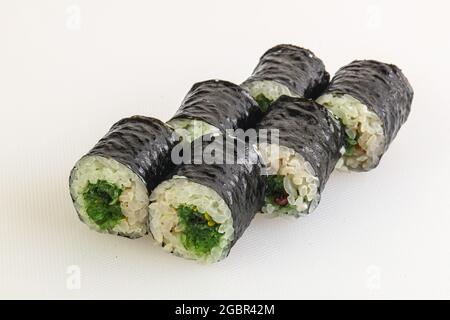 Maki traditionnel japonais avec chuka Banque D'Images