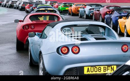 Lotus's Elise's et DeLorean's se réunissent à Brooklands pour célébrer leurs 25e et 40e anniversaire respectifs avec un défilé sur piste, au Classic Banque D'Images