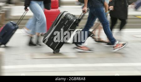 Voyageurs avec des bagages arrivant et partant, dans un Rush, image symbolique, conceptuelle. Banque D'Images