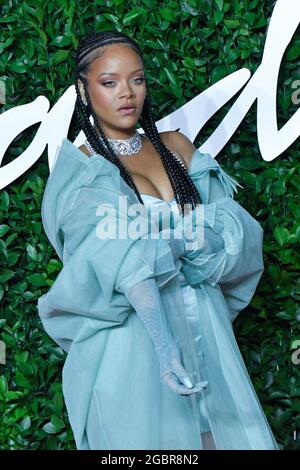 Photo du dossier datée du 02 décembre 2019, de Rihanna assistant aux Fashion Awards 2019 au Royal Albert Hall de Londres, Royaume-Uni. Robyn 'Rihanna' Fenty est officiellement milliardaire, selon Forbes. Le magazine d'affaires, qui suit et publie des données sur les individus les plus riches du monde, a rapporté mercredi la valeur nette estimée de la pop star de 33 ans à 1.7 milliards de dollars, faisant d'elle la musicienne la plus riche et la deuxième femme la plus riche en divertissement derrière Oprah Winfrey. Photo d'Aurore Marechal/ABACAPRESS.COM Banque D'Images