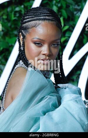 Photo du dossier datée du 02 décembre 2019, de Rihanna assistant aux Fashion Awards 2019 au Royal Albert Hall de Londres, Royaume-Uni. Robyn 'Rihanna' Fenty est officiellement milliardaire, selon Forbes. Le magazine d'affaires, qui suit et publie des données sur les individus les plus riches du monde, a rapporté mercredi la valeur nette estimée de la pop star de 33 ans à 1.7 milliards de dollars, faisant d'elle la musicienne la plus riche et la deuxième femme la plus riche en divertissement derrière Oprah Winfrey. Photo d'Aurore Marechal/ABACAPRESS.COM Banque D'Images