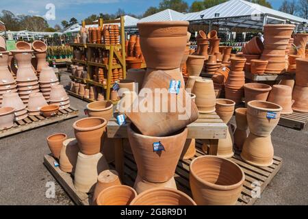 Angleterre, Hampshire, Winchester, Brambridge Park Garden Centre, exposition de pots Banque D'Images