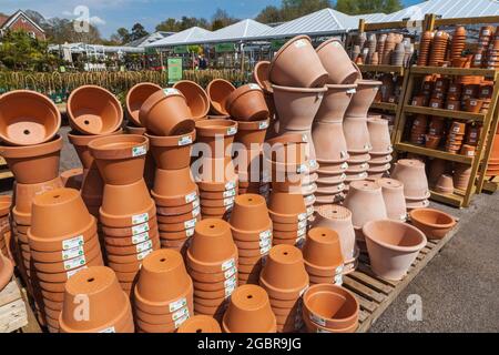 Angleterre, Hampshire, Winchester, Brambridge Park Garden Centre, exposition de pots Banque D'Images