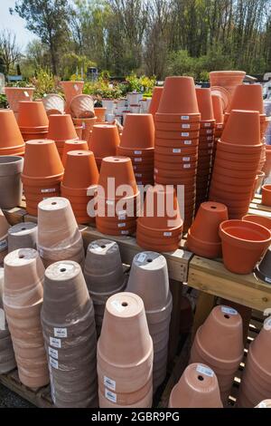 Angleterre, Hampshire, Winchester, Brambridge Park Garden Centre, exposition de pots Banque D'Images