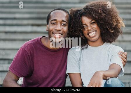 Amis africains souriant sur l'appareil photo - Focus sur le visage de l'homme Banque D'Images