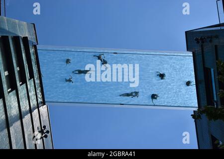 Londres, Royaume-Uni. 5 juin 2021. Personnes dans la nouvelle piscine Sky Pool, une piscine suspendue à 35 mètres au-dessus du sol entre deux immeubles d'appartements à côté de l'ambassade américaine dans neuf Elms. Considéré comme la première piscine du genre au monde, il est ouvert aux résidents seulement. Banque D'Images