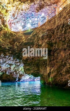 Polignano a Mare, grotte Palazzese Banque D'Images