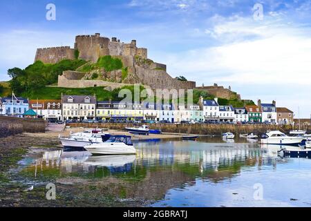 Gorey, Jersey, Iles Anglo-Normandes, GB - 7 juillet 2016 : Château du Mont Orgueil au-dessus du village pittoresque de Gorey, en soirée d'été. Banque D'Images