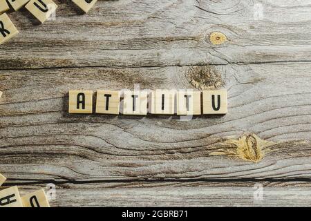 Mot attitude dans le cube en bois Banque D'Images