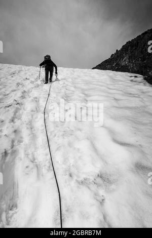 Plan vertical d'une personne grimpant sur la montagne Weisskugel en Europe Banque D'Images